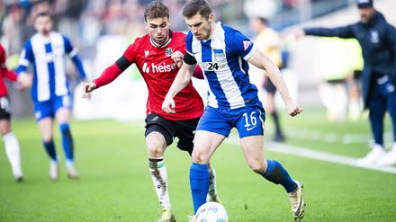Kolja Oudenne aus Hannover im Zweikampf mit Jonjoe Kenny von Hertha. 