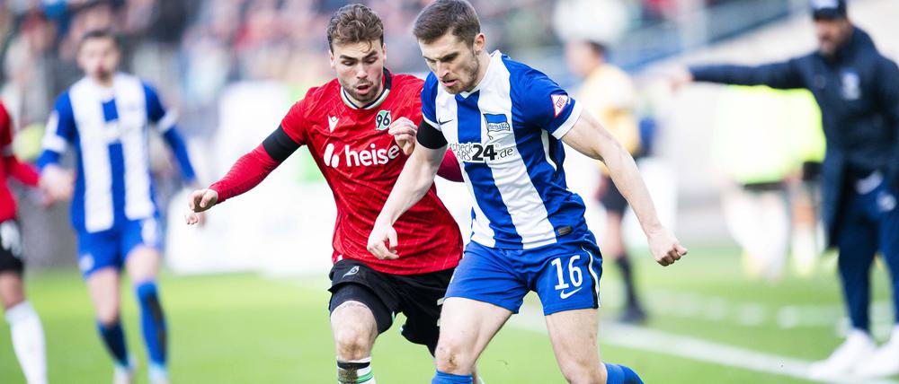 Kolja Oudenne aus Hannover im Zweikampf mit Jonjoe Kenny von Hertha.