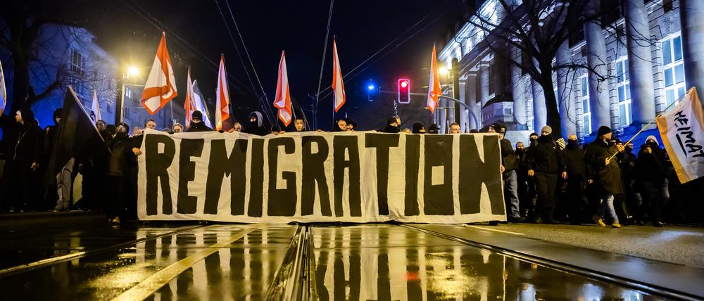 Remigration steht bei einer Demonstration rechter Gruppierungen in Magdeburg auf einem Banner.
