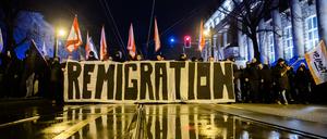 Remigration steht bei einer Demonstration rechter Gruppierungen in Magdeburg auf einem Banner.