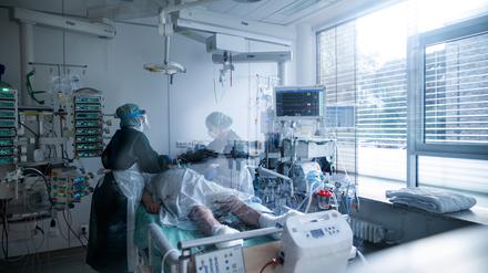 Am Anschlag: Die Corona-Pandemie sorgt in der dritten Welle für extrem volle Krankenhäuser.