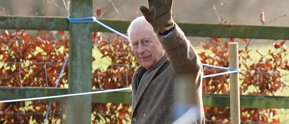 Der britische König Charles III. winkte, als er das Gelände der St.-Mary-Magdalene-Kirche in Sadringham verließ.