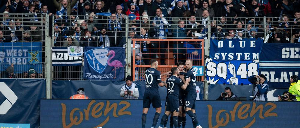 Die Bochumer Spieler feiern den 2:0-Erfolg gegen Heidenheim.