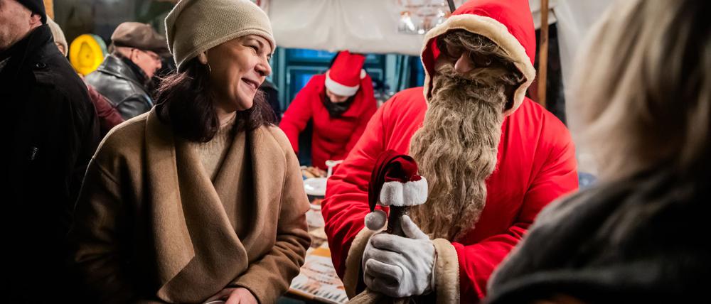 Außenministerin Annalena Baerbock (Grüne) besuchte am Sonntag den Weihnachtsmarkt in Kleinmachnow.