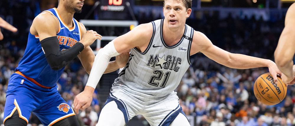 Moritz Wagner (21) von den Orlando Magic verletzte sich im Spiel gegen die Miami Heat am linken Knie.