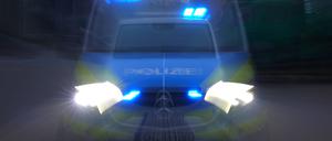 Das Blaulicht leuchtet an einem Polizeifahrzeug.