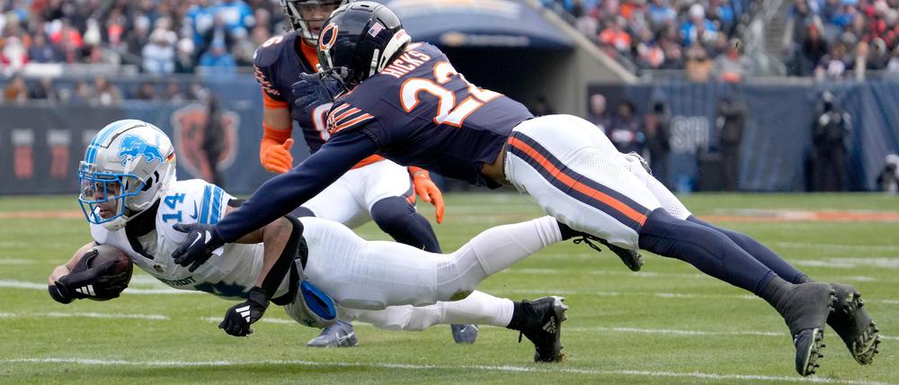 Amon-Ra St. Brown (l) fing bei den Bears den elften Touchdown der Saison.