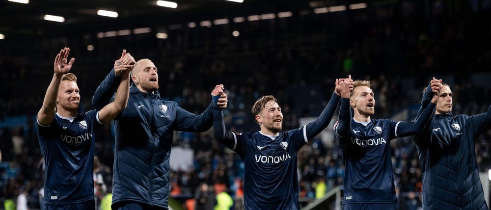 Die Profis des VfL Bochum feiern den Sieg gegen den 1. FC Heidenheim.