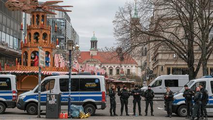 Polizisten stehen vor dem Eingang zum Weihnachtsmarkt in Magdeburg.