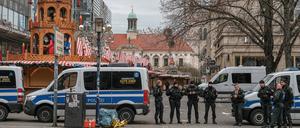 Polizisten bewachen nach dem Anschlag das Gelände des Magdeburger Weihnachtsmarkts.