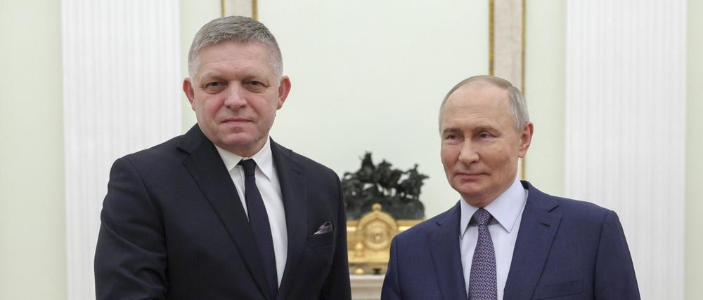Der russische Präsident Wladimir Putin (r) und der slowakische Ministerpräsident Robert Fico geben sich die Hand bei ihrem Treffen im Kreml in Moskau.