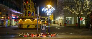 An der Zufahrt zum Magdeburger Weihnachtsmarkt stehen Kerzen und Blumen.