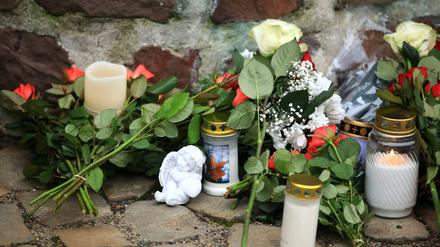 Menschen versammeln sich am Tag nach dem Anschlag vor der Johanniskirche und legen Blumen nieder.