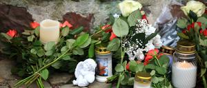 Menschen versammeln sich am Tag nach dem Anschlag vor der Johanniskirche und legen Blumen nieder.