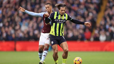 Youri Tielemans von Aston Villa (links) im Zweikampf mit Jack Grealish von Manchester City.
