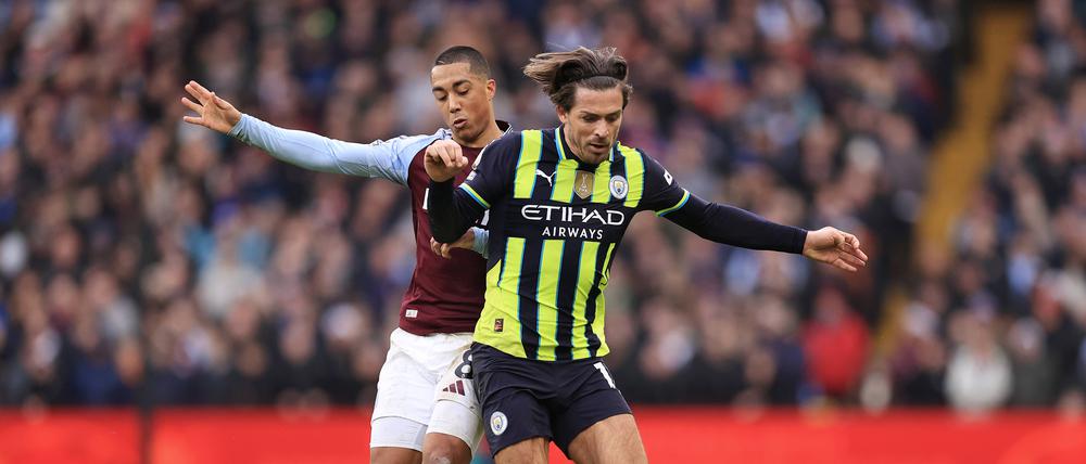 Youri Tielemans von Aston Villa (links) im Zweikampf mit Jack Grealish von Manchester City.