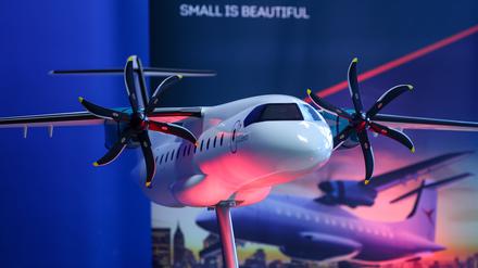 Das Modell einer D328 Eco steht nach einem Spatenstich auf dem Flughafen Leipzig/Halle. Der Flugzeugbauer Deutsche Aircraft will hier mit dem neuen Turboproptyp ein nachhaltiges Regionalflugzeug bauen.