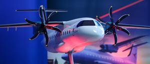 Das Modell einer D328 Eco steht nach einem Spatenstich auf dem Flughafen Leipzig/Halle. Der Flugzeugbauer Deutsche Aircraft will hier mit dem neuen Turboproptyp ein nachhaltiges Regionalflugzeug bauen.