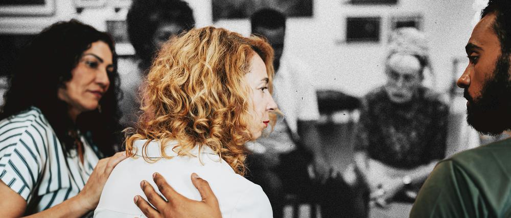 Als sie mit Einzelsitzungen nicht weiterkommt, schließt Vera sich einer Gruppe an, deren Mitglieder gemeinsam an sich selbst arbeiten (symbolbild).