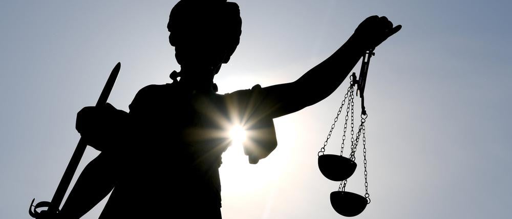 Die Göttin Justitia im Gegenlicht