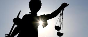 Wäge das Gute gegen das weniger Gute. Die Göttin Justitia auf dem Gerechtigkeitsbrunnen in Frankfurt am Main. 