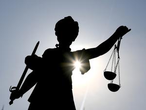 Die Göttin Justitia im Gegenlicht 