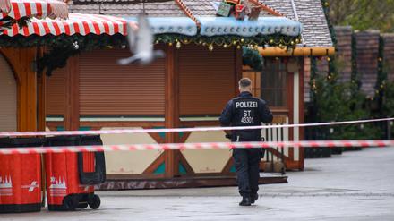 Ein Polizist geht am Sonntag über den geschlossenen Magdeburger Weihnachtsmarkt.