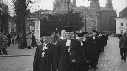 Otto Dibelius (links) und der neu eingesetzte Bischof Gerhard Jacobi vor der St. Lamberti-Kirche in Oldenburg. Das Bild entstand zwischen 1950 und 59.
