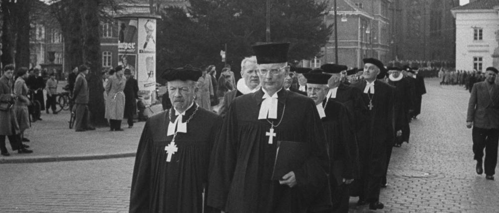 Otto Dibelius (links) und der neu eingesetzte Bischof Gerhard Jacobi vor der St. Lamberti-Kirche in Oldenburg. Das Bild entstand zwischen 1950 und 59.