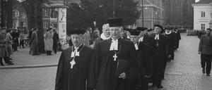 Otto Dibelius (links) und der neu eingesetzte Bischof Gerhard Jacobi vor der St. Lamberti-Kirche in Oldenburg. Das Bild entstand zwischen 1950 und 59.