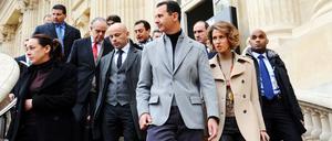Asma al-Assad (r.) mit ihrem Ehemann, dem ehemaligen syrischen Machthaber (Archivaufnahme aus dem Jahr 2010)