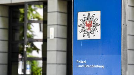 Ein Schild weist auf dem Gelände vom Landesbehördenzentrum auf die „Polizei Land Brandenburg“ und das Landeskriminalamt hin.