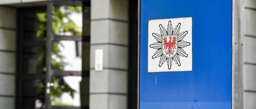 Ein Schild weist auf dem Gelände vom Landesbehördenzentrum auf die „Polizei Land Brandenburg“ und das Landeskriminalamt hin.