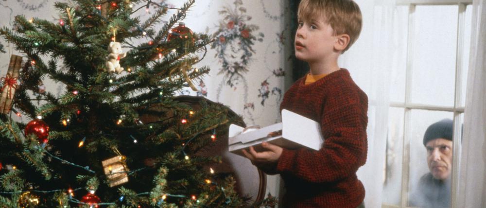 Zeigt Sat.1 wieder an Heiligabend: „Kevin - Allein zu Haus“. Während der nichtsahnende Kevin (Macaulay Culkin) den Weihnachtsbaum schmückt, lauert Harry (Joe Pesci) auf eine Gelegenheit, einbrechen zu können.