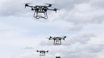 HANDOUT - 20.04.2024, Russland, Moskau: Dieses vom Pressedienst des russischen Verteidigungsministeriums zur Verfügung gestellte Foto zeigt Drohnen am Himmel.