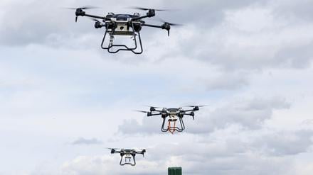 Dieses vom Pressedienst des russischen Verteidigungsministeriums zur Verfügung gestellte Foto zeigt Drohnen am Himmel.