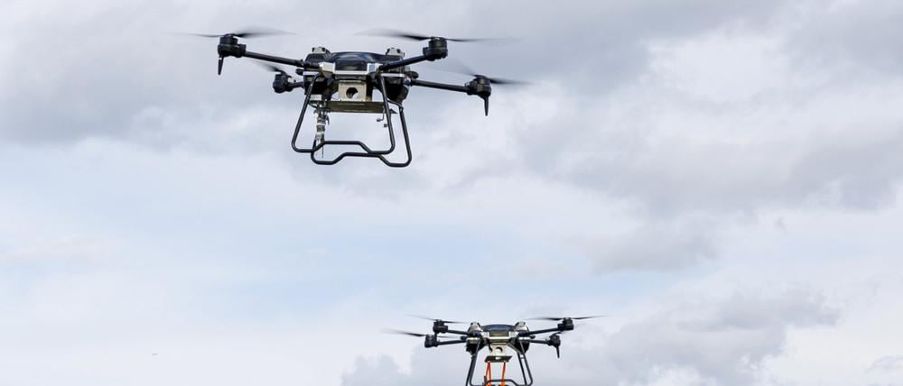 Dieses vom Pressedienst des russischen Verteidigungsministeriums zur Verfügung gestellte Foto zeigt Drohnen am Himmel.