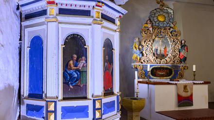 Der historische Altar und die Kanzel (l) in der Dorfkirche von Paplitz nahe Baruth. 