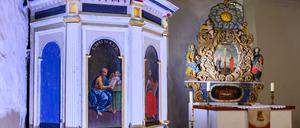Der historische Altar und die Kanzel (l) in der Dorfkirche von Paplitz nahe Baruth.