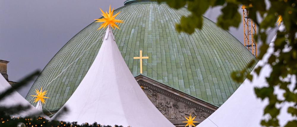 Erstmals nach der Wiedereröffnung wird in der Sankt Hedwigs-Kathedrale am Bebelplatz wieder ein Weihnachtsgottesdienst gefeiert. (Archivbild)
