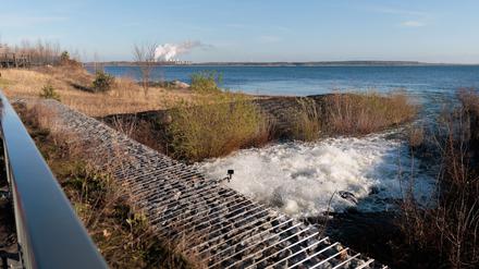 Der künstliche Ostsee ist gefüllt: Der Ziel-Wasserstand für die geflutete Tagebaugruppe in Cottbus-Nord ist nach rund fünfeinhalb Jahren erreicht. 