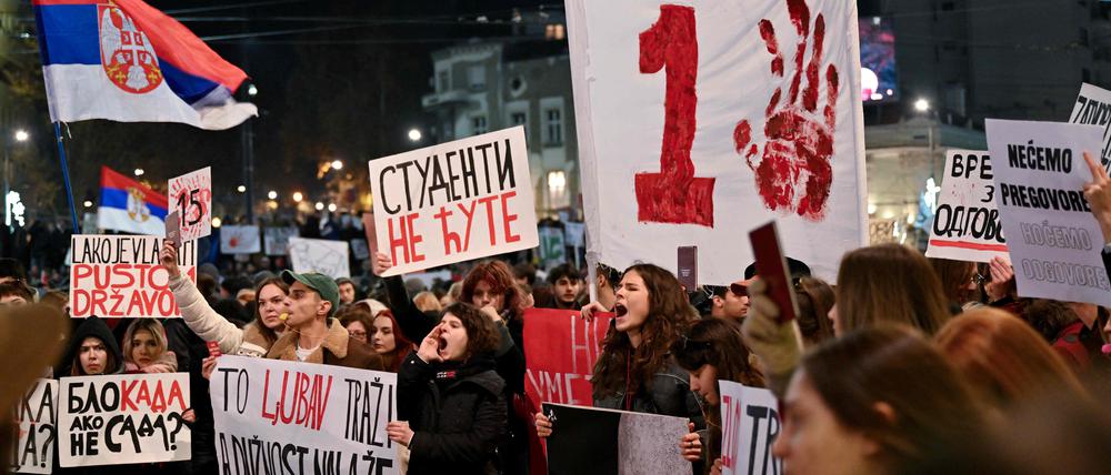 Seit einem Jahr, als das Vordach des Bahnhofs von Novi Sad einstürzte,  protestieren zumeist Studenten gegen Korruption und Vetternwirtschaft.