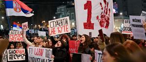 Seit einem Jahr, als das Vordach des Bahnhofs von Novi Sad einstürzte,  protestieren zumeist Studenten gegen Korruption und Vetternwirtschaft.