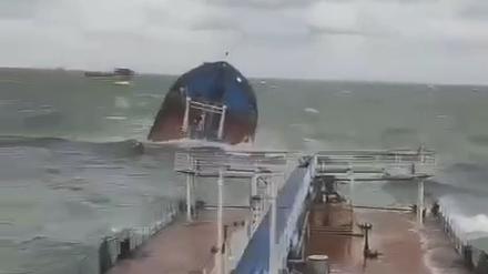HANDOUT - 15.12.2024, Russland: Dieses Foto aus einem von der Staatsanwaltschaft für den südlichen Teil Russlands veröffentlichten Video zeigt einen Wolgoneft-212-Tanker, der in der Meerenge von Kertsch, Russland, durch einen Sturm in Seenot geraten ist.