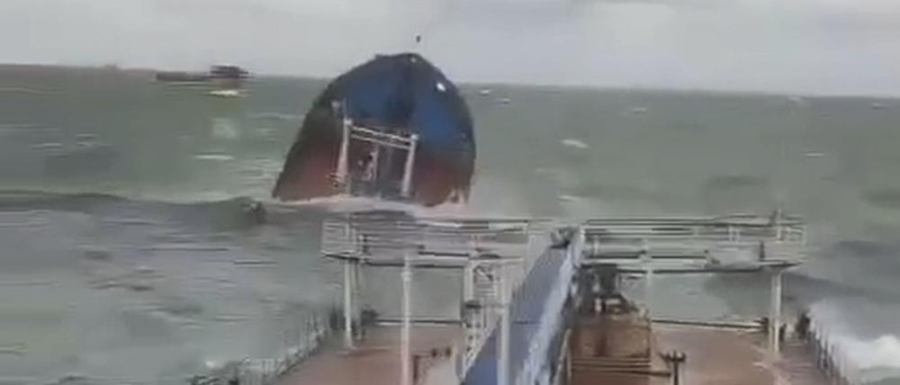 HANDOUT - 15.12.2024, Russland: Dieses Foto aus einem von der Staatsanwaltschaft für den südlichen Teil Russlands veröffentlichten Video zeigt einen Wolgoneft-212-Tanker, der in der Meerenge von Kertsch, Russland, durch einen Sturm in Seenot geraten ist.