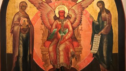Königliches Wesen mit weiblichen Zügen und Engelsflügeln: die göttliche Weisheit in Gestalt der „Heiligen Sophia“ (Russland, 18. Jahrhundert) stammt aus dem Ikonenmuseum Kampen. Ihr zur Seite: die Gottesmutter und Johannes der Täufer 