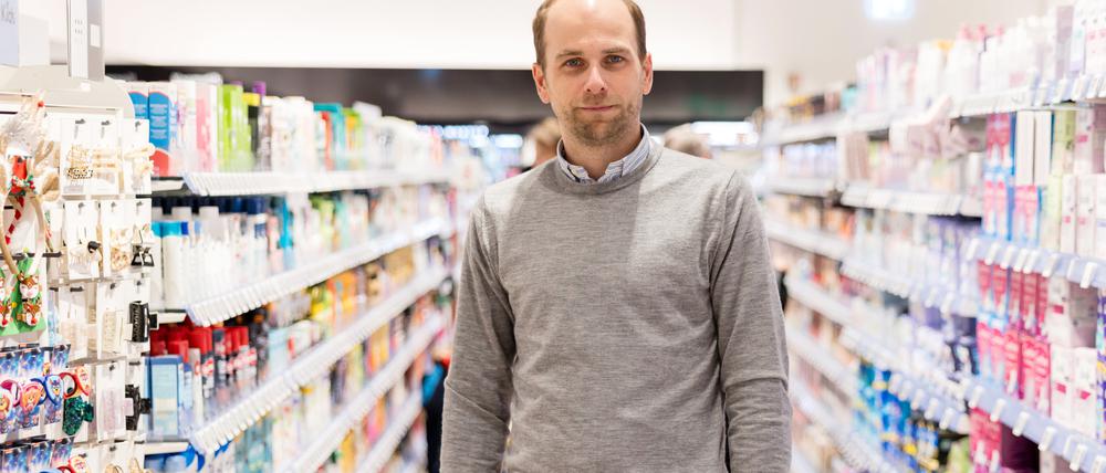 Raoul Rossmann, Inhaber Rossmann, steht in der neuen Rossmann Filiale im Emmen Center. Die deutsche Drogeriemarktkette Rossmann, spezialisiert auf Produkte aus den Bereichen Kosmetik, Haushalt und Gesundheit, hat ihre erste Filiale in der Schweiz eröffnet. 