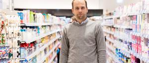 Raoul Rossmann, Inhaber Rossmann, steht in der neuen Rossmann Filiale im Emmen Center. Die deutsche Drogeriemarktkette Rossmann, spezialisiert auf Produkte aus den Bereichen Kosmetik, Haushalt und Gesundheit, hat ihre erste Filiale in der Schweiz eröffnet. 
