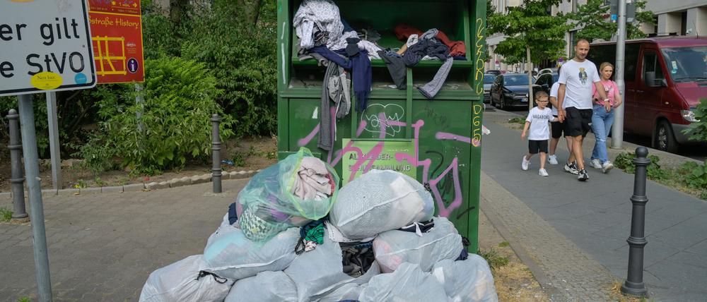 In Berlin wird oft mehr Kleidung weggeworfen, als die Container fassen.
