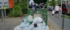 Übervoller Altkleidercontainer in Berlin-Mitte